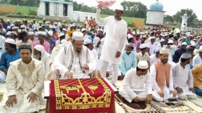 বীরভূমের খুষ্টিগিরীতে ঈদ-উল-আযহা`র নামাযে সম্প্রীতির বার্তা।