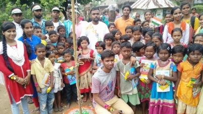 দূস্থ পড়ুয়াদের শিক্ষা সামগ্রী প্রদান রাজনগরে।