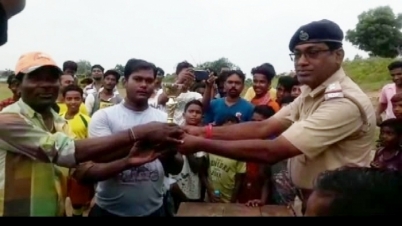 বীরভূমের খয়রাশোলে পুলিশ বনাম ড্রাইভারদের প্রীতি ফুটবল ম্যাচ