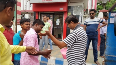 বৈশাখের তীব্র উষ্ণতায় পথচারীদের লস্যি ও শরবত বিতরণ মালদায়