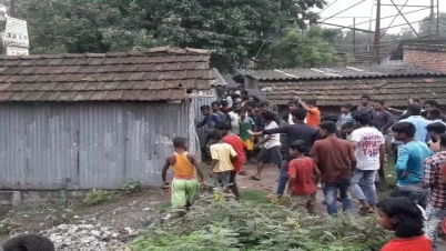 ইংরেজবাজারে বেআইনি মদের ঠেক ভাঙচুর