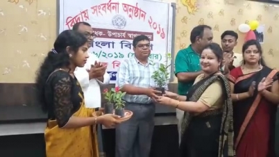 উষ্ণায়নের প্রভাব মুক্ত করতে বিদায় অনুষ্ঠানে গাছের চারা বিলি