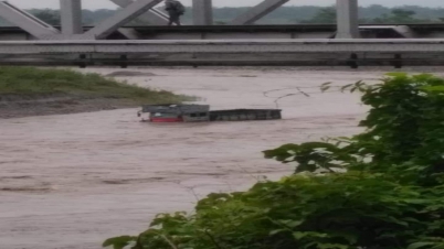 নিষেধাজ্ঞা এড়িয়ে তিস্তায় পাথর তুলতে গিয়ে জলে ডুবলো অবৈধ ট্রাক