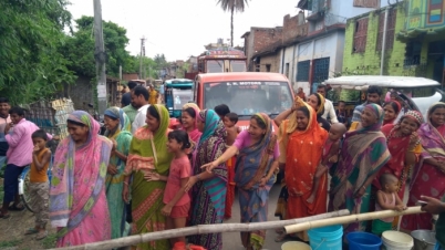 নিয়মিত আর্সেনিক মুক্ত জল পাওয়ার দাবিতে রাস্তা অবরোধ করে বিক্ষোভ