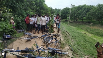 বেহাল রাস্তা সংস্কারের দাবিতে পথ অবরোধ করে বিক্ষোভ চাঁচলে