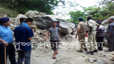 সেভকের পাহাড়ে ধস ডুয়ার্স - শিলিগুড়ি যোগাযোগ বিচ্ছিন্ন