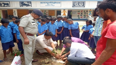 বীরভূমে রাজনগর থানার উদ্যোগে বৃক্ষরোপণ বিদ্যালয় চত্বরে