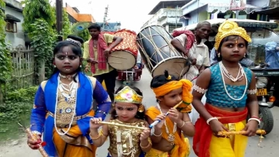 মালদা শহরে জন্মাষ্টমী উপলক্ষে সুসজ্জিত শোভাযাত্রা।