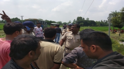 ছেলে ধরা সন্দেহে মাদুলি বিক্রেতাদের গণপিটুনির অভিযোগ এলাকাবাসীদের