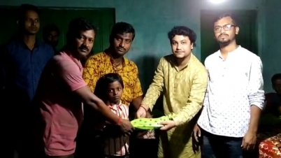 ভারত-বাংলাদেশ সীমান্ত এলাকার দুস্থ শিশুদের পুজোর পোষাক বিতরণ সহৃদ