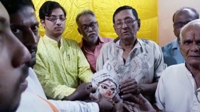 শারদ উৎসবের প্রাকমুহুর্তে পুরোহিতদের নতুন বস্ত্র প্রদান ও সংবর্ধন