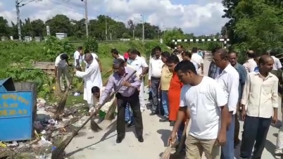 গান্ধীজয়ন্তী উপলক্ষে স্টেশনে সাফাই অভিযানে রেলের উচ্চপদস্থ কর্তা