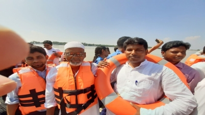 জেলায়  নৌকাডুবির পর প্রশাসনের উদ্যোগে মাঝিদের লাইফ জ্যাকেট