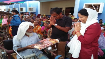 কালী পূজা উপলক্ষে কালিয়াচক এবং মোথাবাড়ি থানার উদ্যোগে শীতবস্ত্র