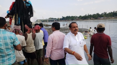 ছট পুজোর আগে নদীর ঘাট পরিদর্শন করতে গিয়ে চক্ষু চড়ক পৌর প্রধানের