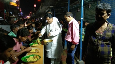 মালদা রথবাড়ি ফ্লাইওভার কল্যাণ সমিতির উদ্যোগে নরনারায়ণ সেবা।