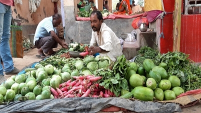 শাক সবজির দাম আকাশছোঁয়া, বিপাকে সাধারণ মানুষ