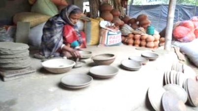 পৌষ পার্বণের মাটির সরা বানাতে ব্যস্ত মৃৎশিল্পীরা