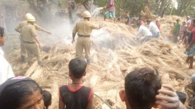 বীরস্থলিতে আগুনে ভস্মীভূত গো খাদ্য