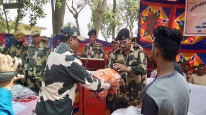 বিএসএফের  উদ্দোগে খেলাধুলার সামগ্রী প্রদান