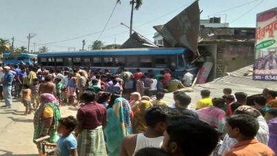 যাত্রী বোঝাই বেসরকারি বাস নিয়ন্ত্রণ হারিয়ে ঢুকে পরল বাড়িতে