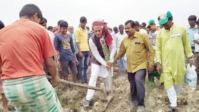 ভোট ময়দানে উত্তর মালদার কংগ্রেস প্রার্থী ঈসা খানের হাল চাষ