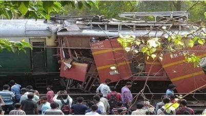 শ্রীরামপুরে মুখোমুখি সংঘর্ষে দুটি ট্রেন