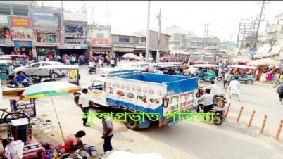 চাঁচলে টোটোচালক - যাত্রীর বচসার জেরে পথ অবরোধ