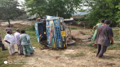 রতুয়ায় পিকআপ ভ্যান নিয়ন্ত্রন হারিয়ে বিপত্তি,আহত ১১