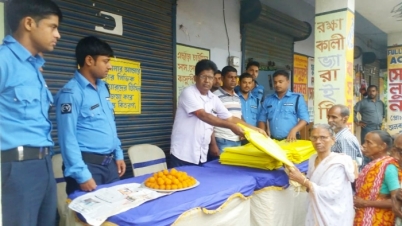 দূস্থদের বস্ত্রবিতরণ করলো বীরভূমের চন্দ্রপুর থানার সিভিকরা