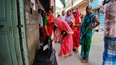 কাউন্সিলর গায়ত্রী ঘোষের উদ্যোগে ১৬ নম্বর ওয়ার্ড বাসীকে ত্রান