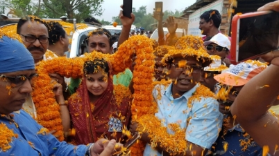 মৌসম বেনজির নূরের নির্বাচনী প্রচারে জনজোয়ার ও ফুল বৃষ্টি