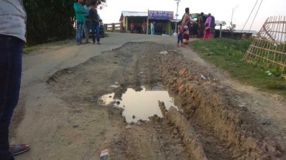 চিপরসাঙ্গন বাবুরবাজার দোলং কালভাট পূর্ত সড়কের অবস্থা শোচনীয়