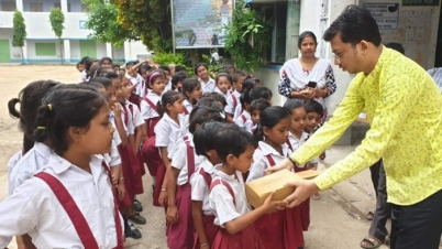 রাজ্য সরকারের অভিনব উদ্যোগ স্কুলে ছাত্র-ছাত্রীদের জুতো বিতরণ