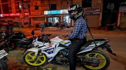 পায়ে জখম নিয়েই মোটর সাইকেল চালাচ্ছেন সাইদুর! পায়ে জখম নিয়েই মোটর সাইকেল চালাচ্ছেন সাইদুর!