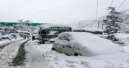 তুষারপাতের জেরে স্তব্ধ মানালি