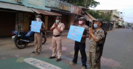 হাতে প্লাকার্ড নিয়ে করজোড়ে পুলিশের আবেদন করোনাকে ভয় করুন