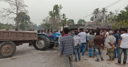 যাত্রীবাহী জিপ ও বালিবাহী ট্র‍্যাক্টারের মুখোমুখি সংঘর্ষে জখম ৪