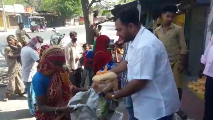 দুস্থদের খাদ্য সামগ্রী বিতরণে ইসলামপুরের ব্যবসায়ী