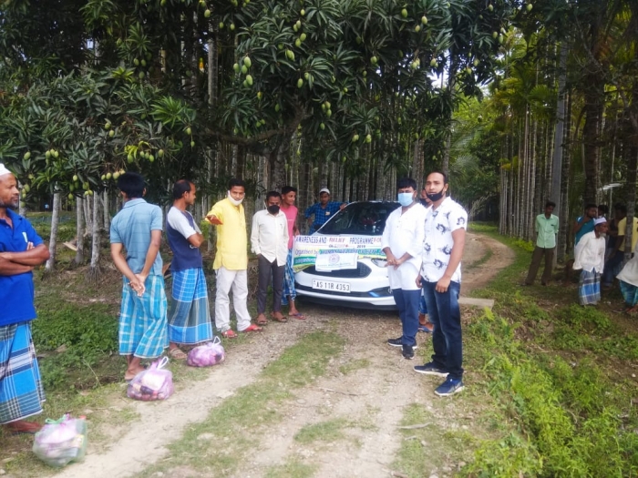 নীচের ছবিতে অসহায় মানুষের মধ্যে খাদ্যের সামগ্রী বণ্টন করচ্ছেন হিউমেন ওয়েলফেয়ার সোসাইটি