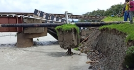 বর্ষন ও নদী ভাঙনে ভাঙল ব্রিজ পিক আপ পড়ে মৃত ২ ঝুলছে রেল সেতু