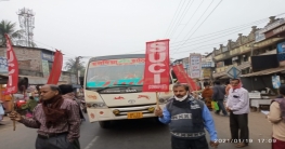 জেলা প্রশাসনের নির্ধারিত বাসভাড়া ৭ টাকা নেওয়ার দাবিতে অবরোধ