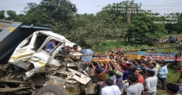 কালিয়াচকে ডাম্পার কন্টেইনার সংঘর্ষ আহত ড্রাইভার