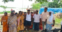 ফারাক্কার বন্যা দুর্গতদের পাশে সমাজসেবী সুনীল চৌধুরী