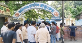 পরিষেবার দাবি ঘিরে বিক্ষোভ আজিমগঞ্জ প্রাথমিক স্বাস্থ্য কেন্দ্রে, আশ্বাস দিলেন নির্মল মাঝি