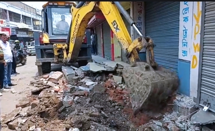 জঙ্গিপুরের প্রাণকেন্দ্র রঘুনাথগঞ্জে নিকাশি ব্যবস্থা তৎপরতায় অবৈধ নির্মাণে বুলডোজার অভিযান, উপস্থিত পৌরসভা ও পুলিশ।
