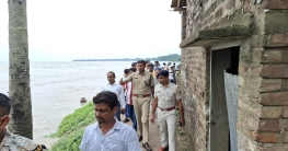 সামসেরগঞ্জের গঙ্গা ভাঙন এলাকা পরিদর্শনে জঙ্গিপুরের পুলিশ সুপার।