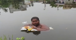 ডাঙায় উঠলেই অসহ্য জ্বালা, ৪ বছর ধরে পানিতেই ১৭ বছরের ইকবাল ডাঙায় উঠলেই অসহ্য জ্বালা, ৪ বছর ধরে পানিতেই ১৭ বছরের ইকবাল