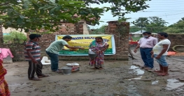 মুর্শিদাবাদের নবগ্রাম ব্লকের কানফলা গ্রামে গরিব-দুস্থদের চাল আলু