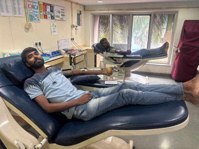 মানবিকতার নজির! সাগরদিঘি থেকে দুর্গাপুরে গিয়ে ৭ ইউনিট রক্তদান করলেন সাত যুবক।
